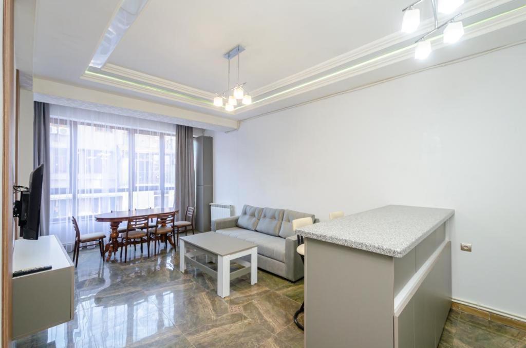 33/13 New Building In The Center Of The Capital * Erivan